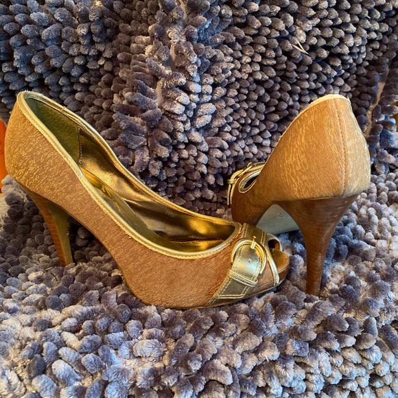 Used-Steve Madden Gold and Tan Peep toe heels - Picture 3 of 7